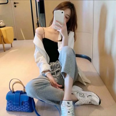 出墙红杏两家春